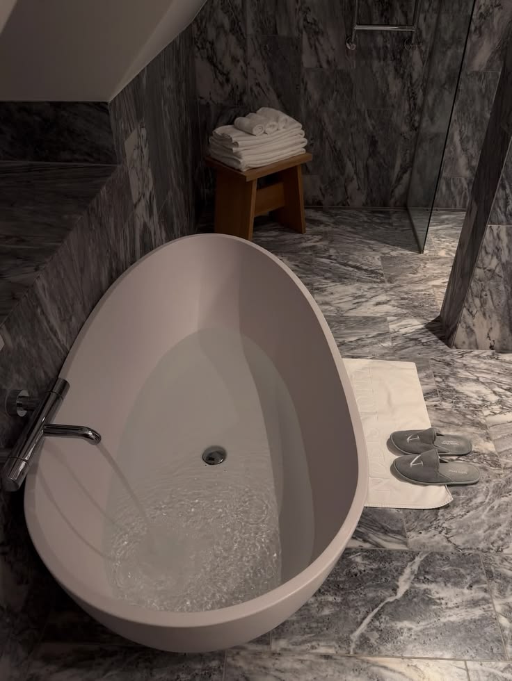 Corner Bathtub - Space Saver